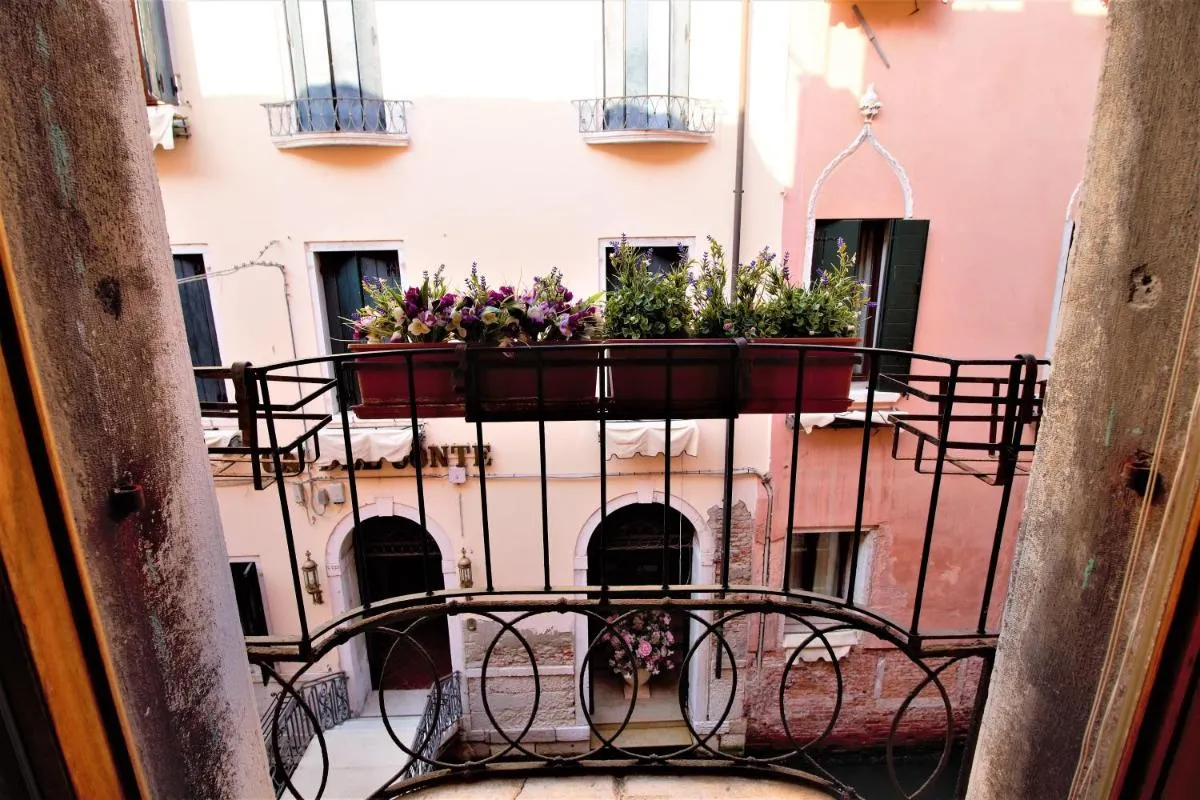 Image 6 of Charming canal view San Marco apartment