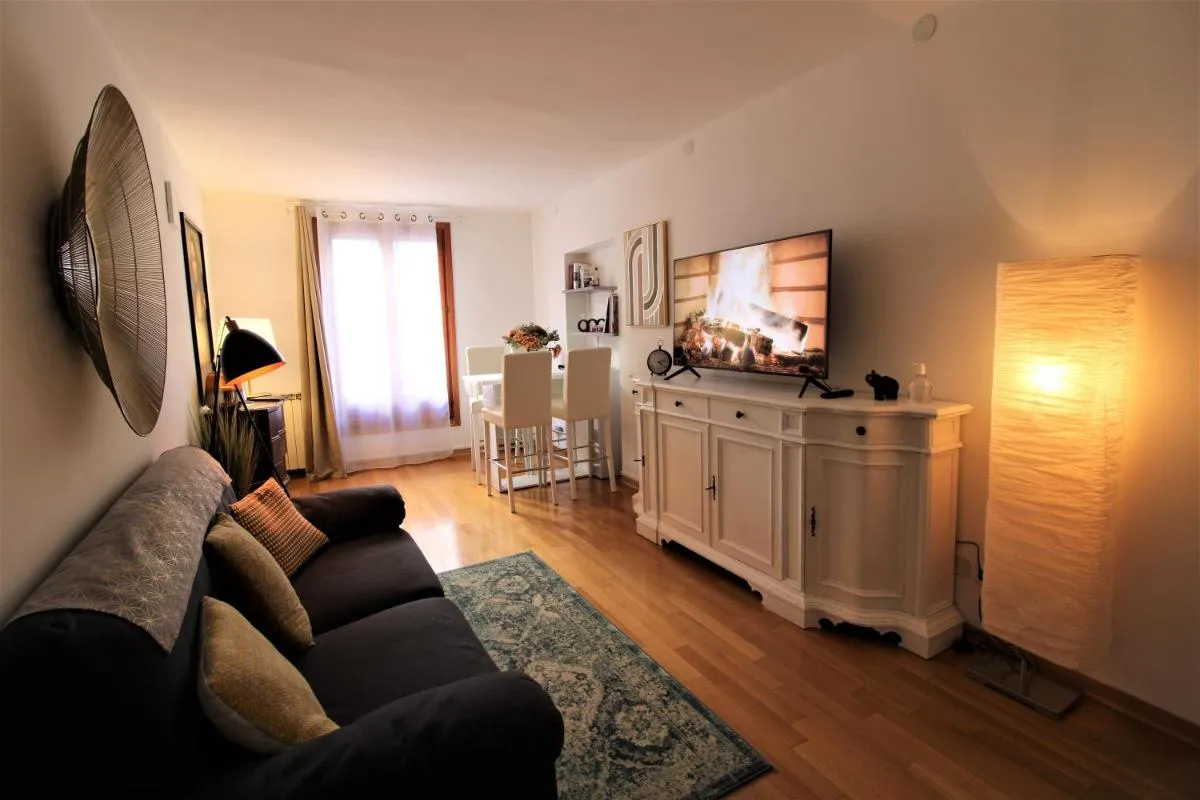 Image 5 of Charming canal view San Marco apartment
