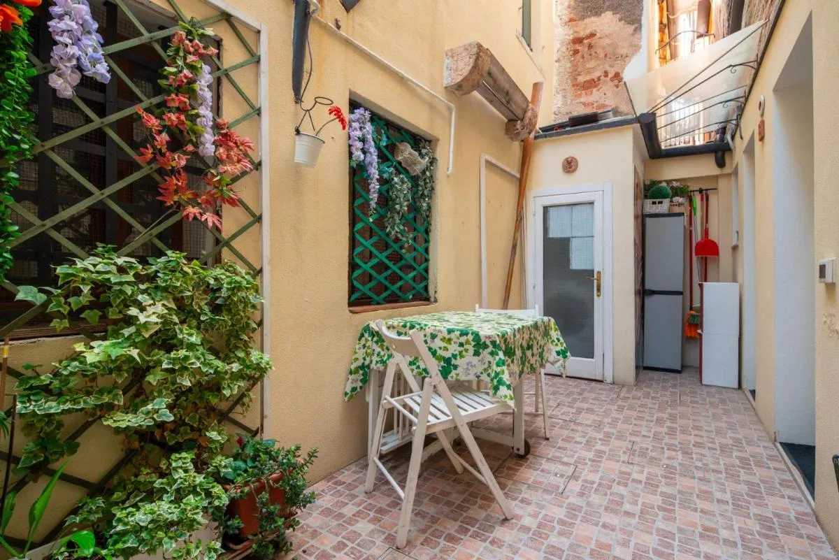 Image 5 of LO’ving in Venice, 5 stars