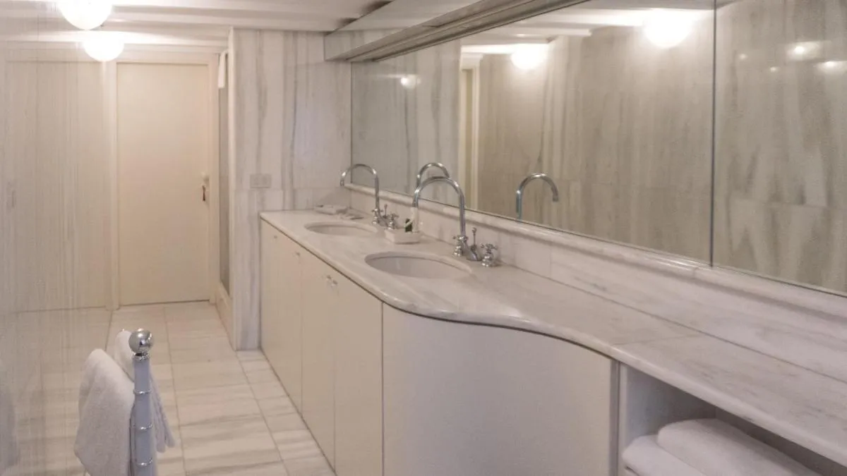 Image 2 of Luxury balcony apartment