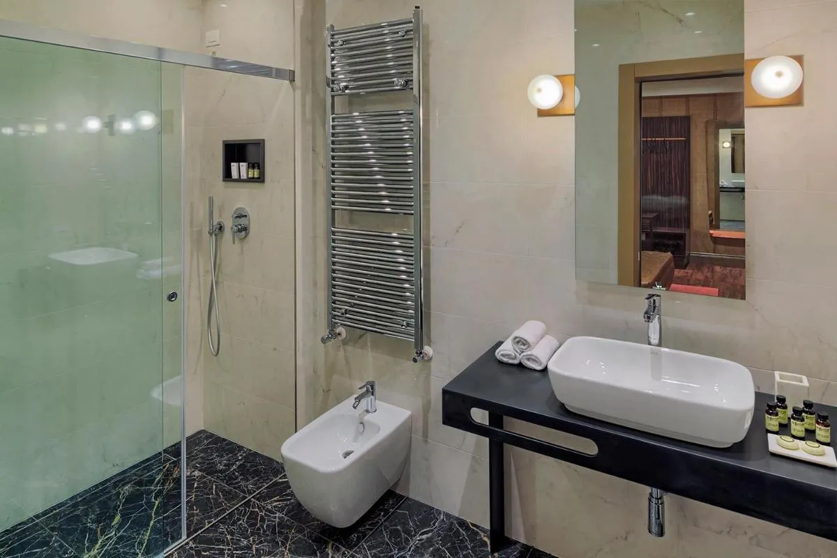 Image 2 of Suite735