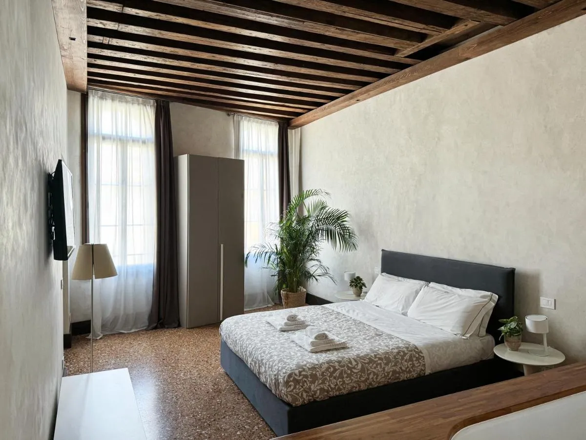 Image 6 of [Venice Central] Luxury Suite ~ Jacuzzi + Patio A/C