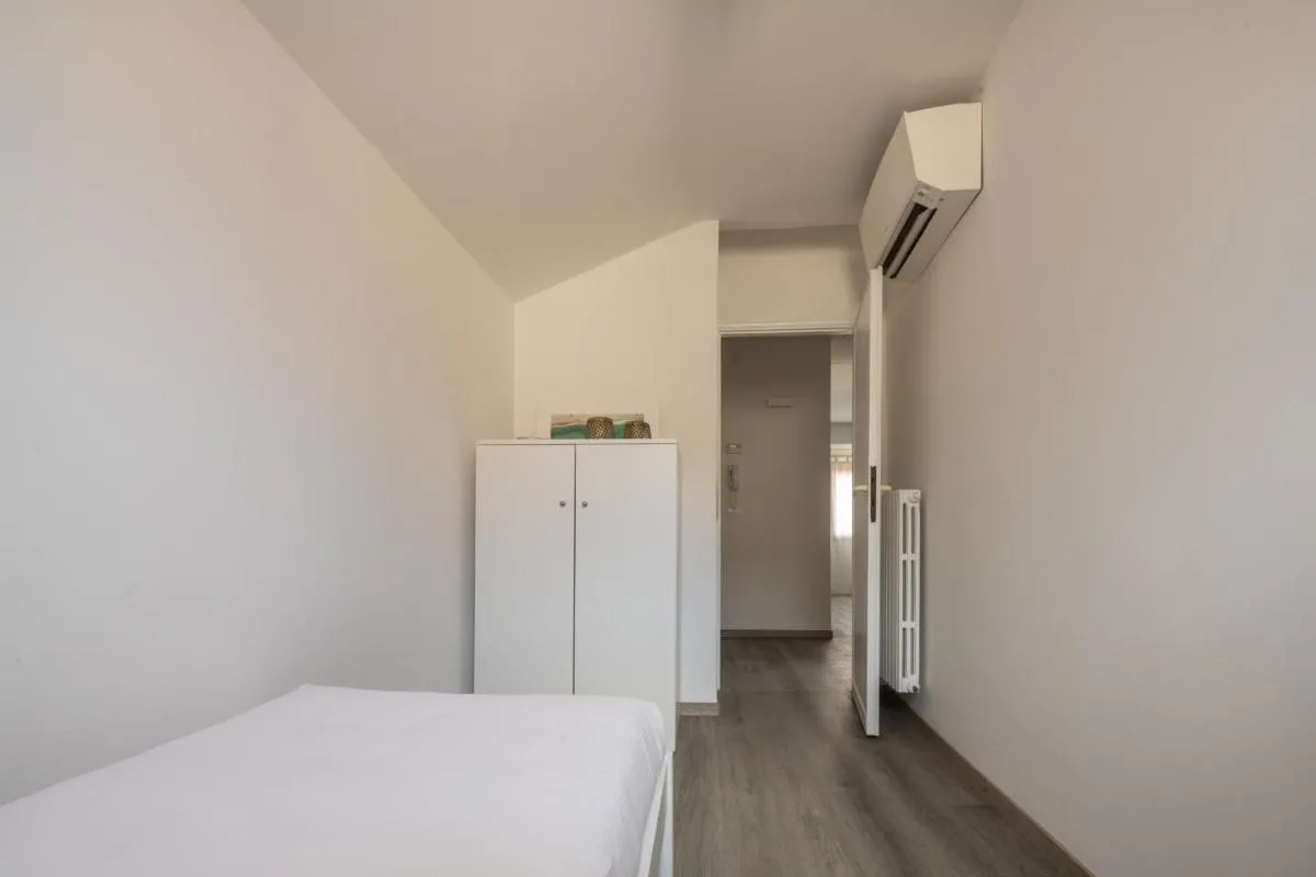 Image 6 of Bright Apartment On Venetian Roofs R&R