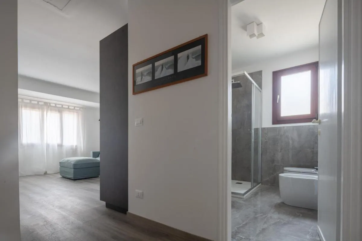 Image 2 of Bright Apartment On Venetian Roofs R&R