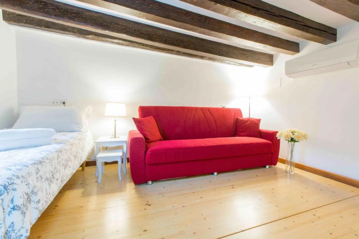 Image 1 of CA CICOGNA air conditioning and fast WiFi, central location apartment