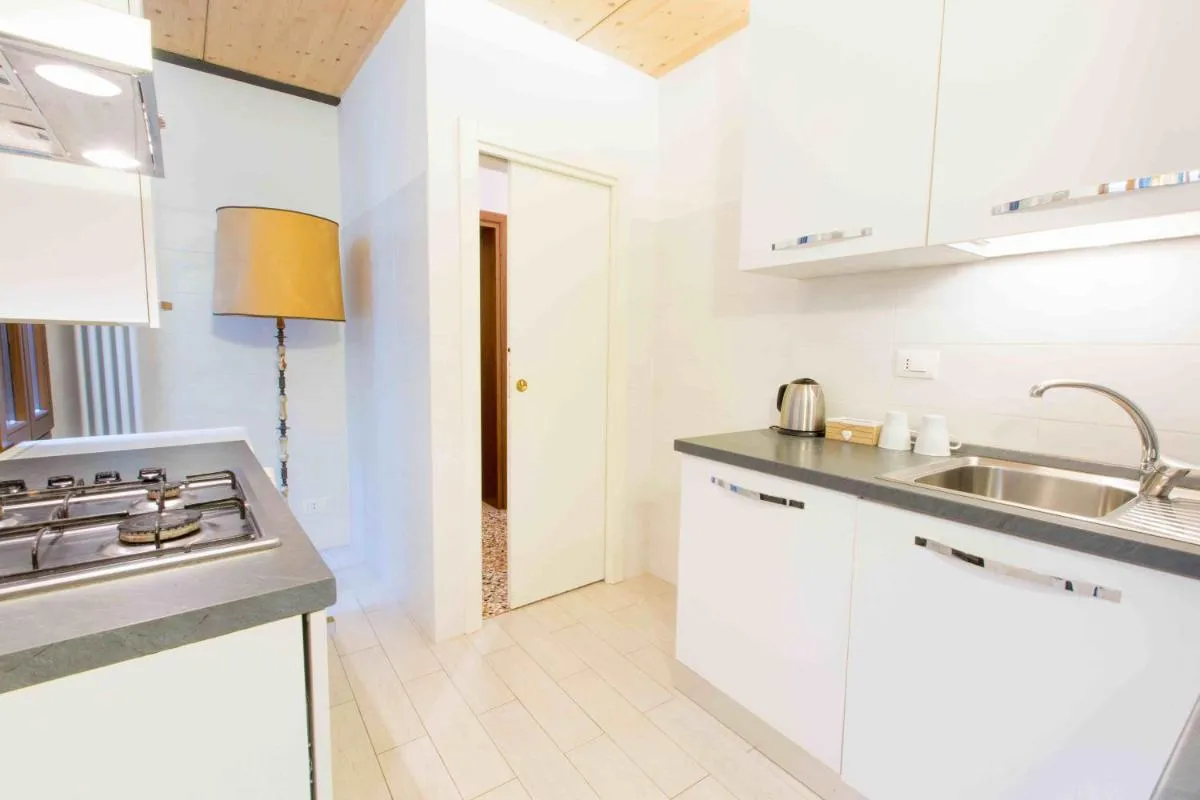 Image 3 of CA CICOGNA air conditioning and fast WiFi, central location apartment