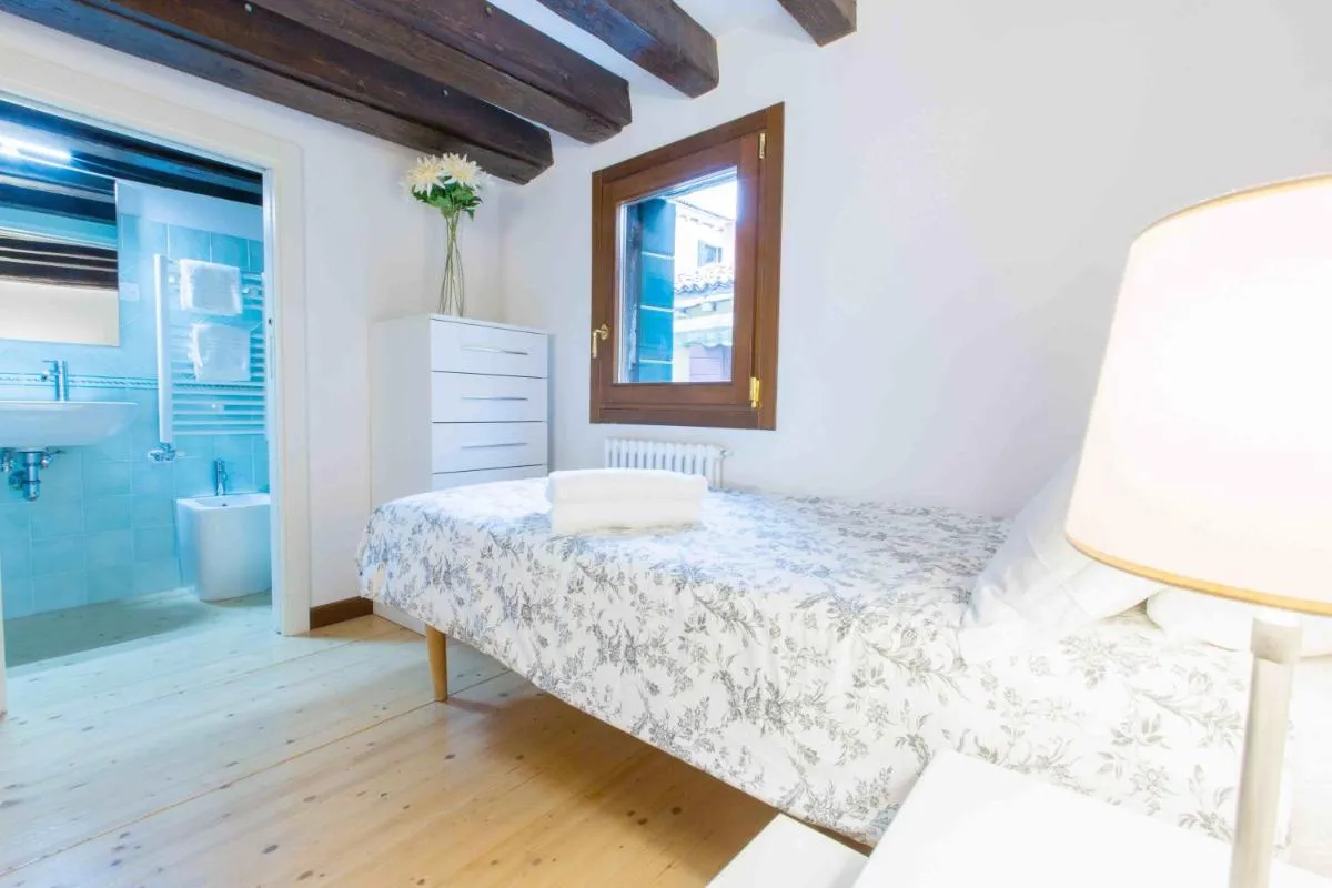 Image 6 of CA CICOGNA air conditioning and fast WiFi, central location apartment