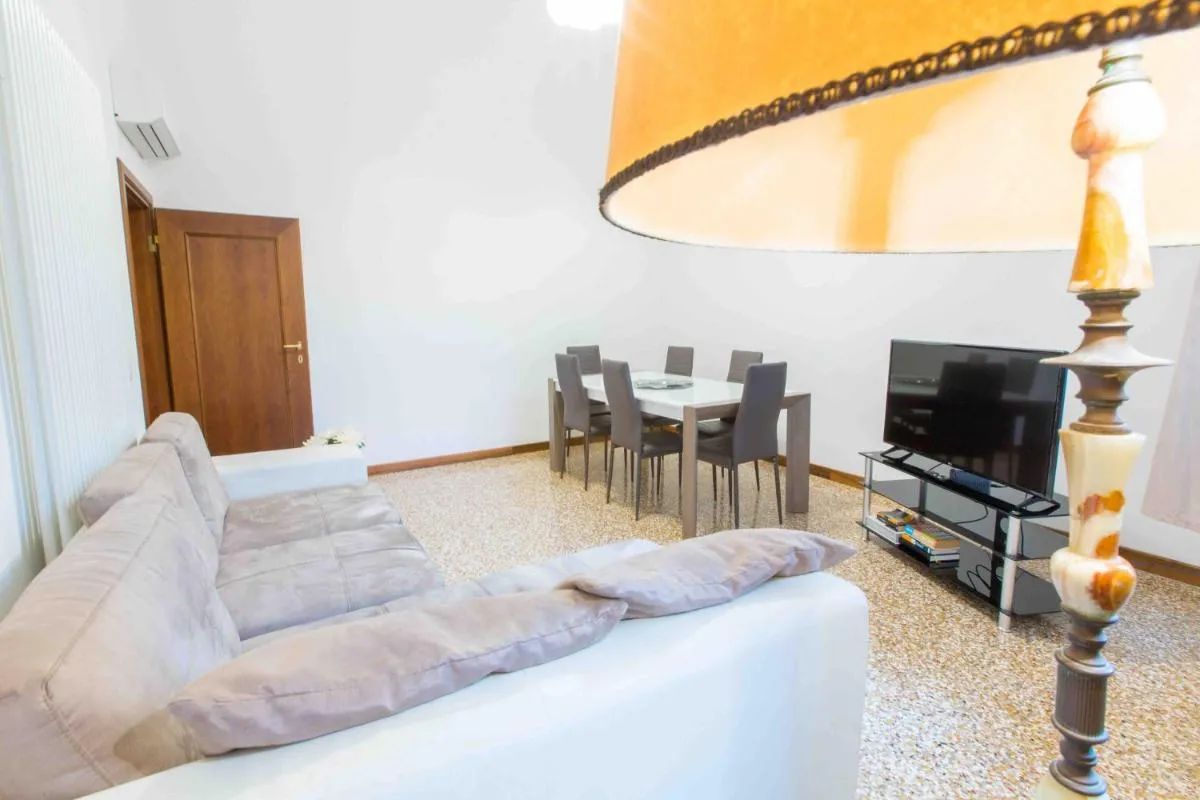 Image 4 of CA CICOGNA air conditioning and fast WiFi, central location apartment