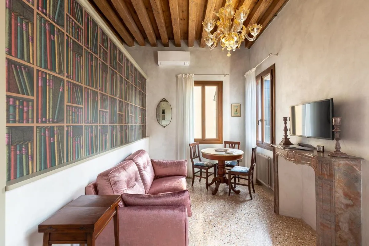 Image 4 of Ca’ Cappello Venice Apartment 1 with Canal View
