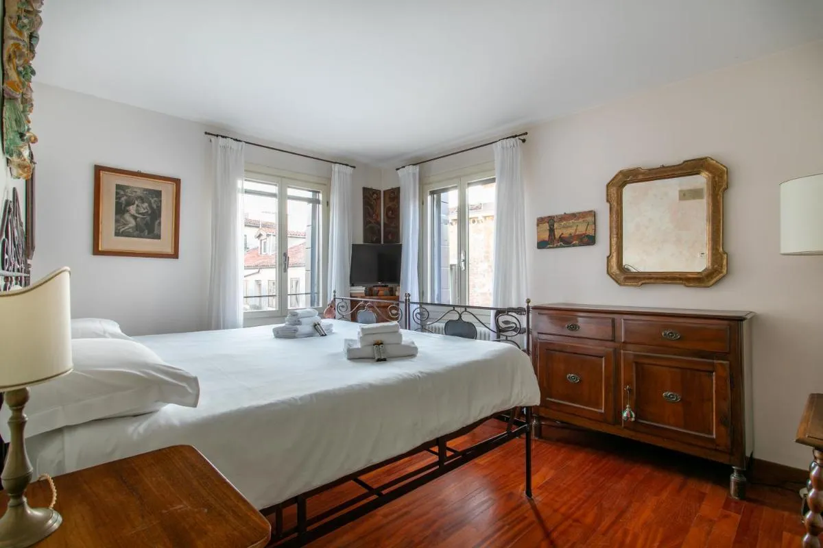 Image 1 of Ca’ al Giglio – Appartamento Vista Canale