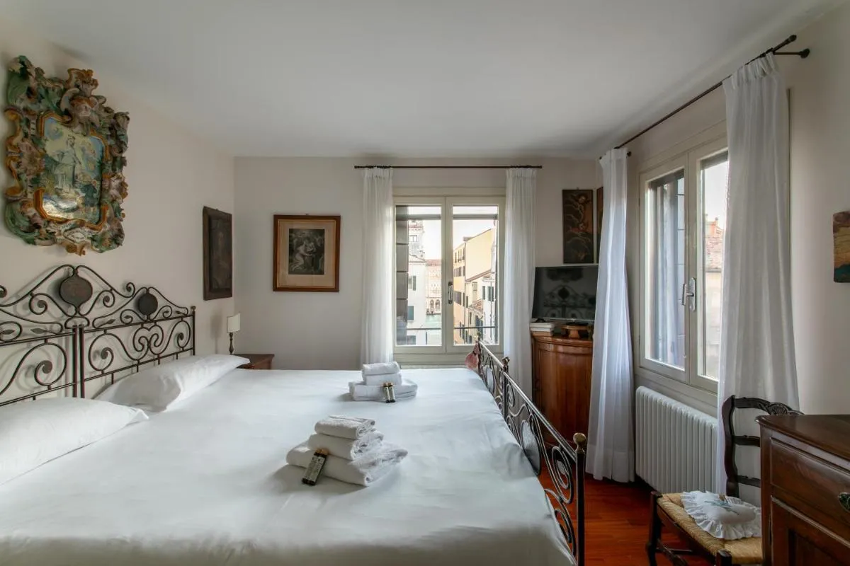 Image 5 of Ca’ al Giglio – Appartamento Vista Canale
