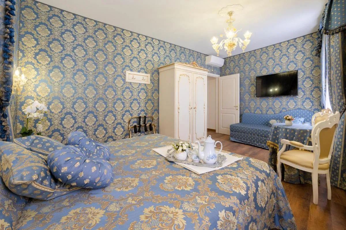 Image 2 of Canal View San Marco Luxury Rooms