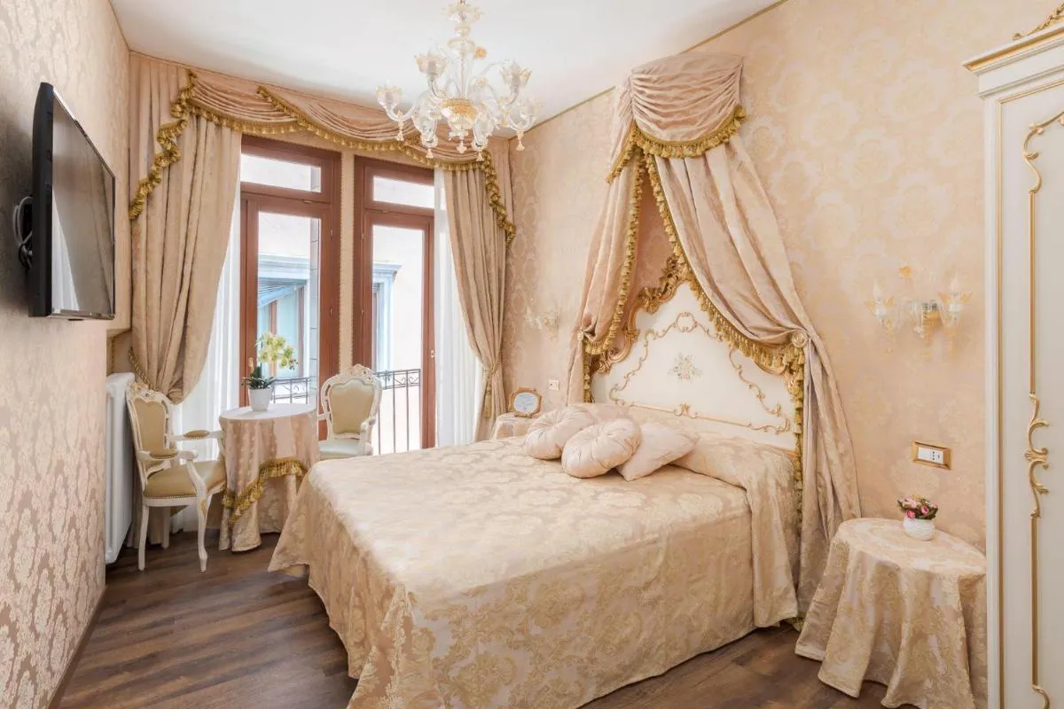 Image 5 of Canal View San Marco Luxury Rooms