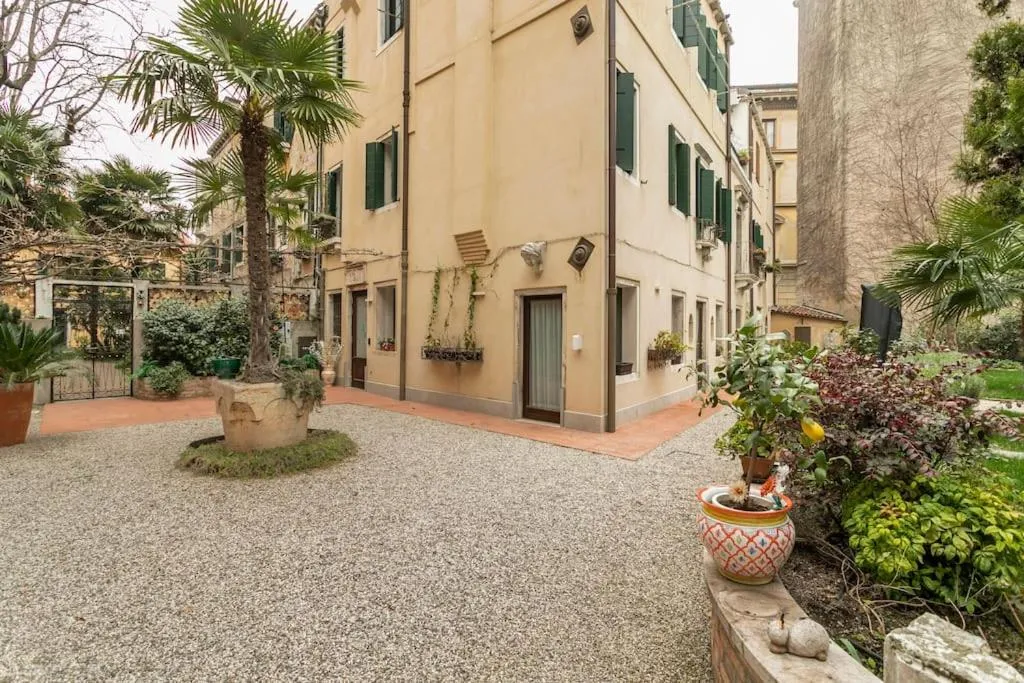 Image 5 of Cinqueteste Luxury Home