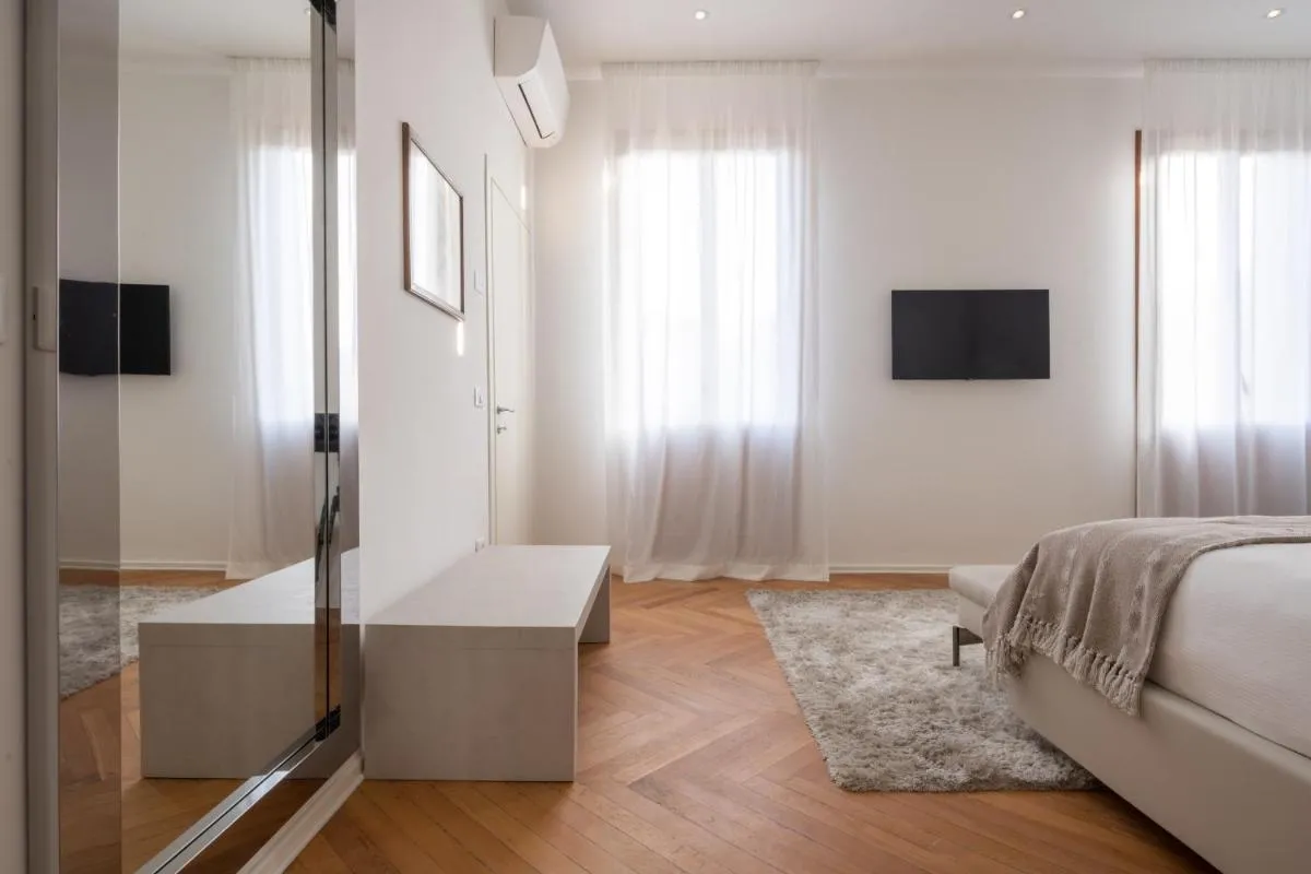 Image 4 of Design Apartment with Balcony on the Grand Canal R&R