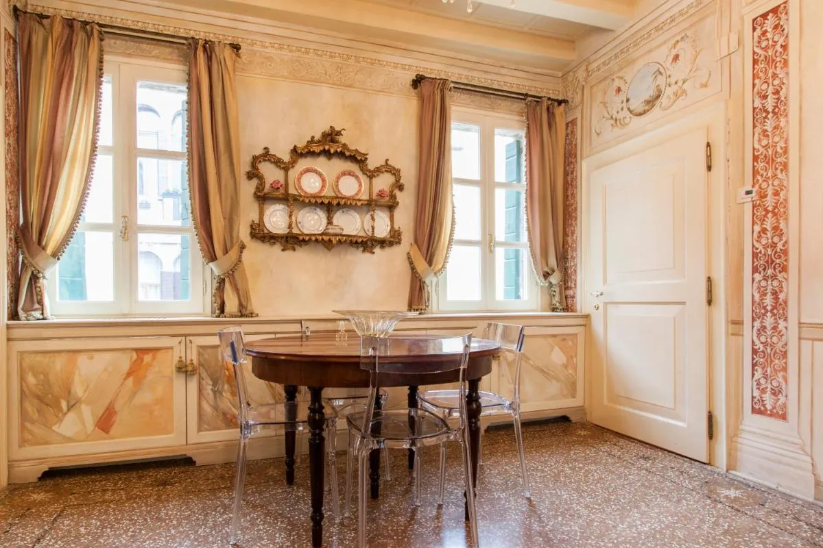 Image 5 of Explore Venice from a Sophisticated Hideaway in San Polo