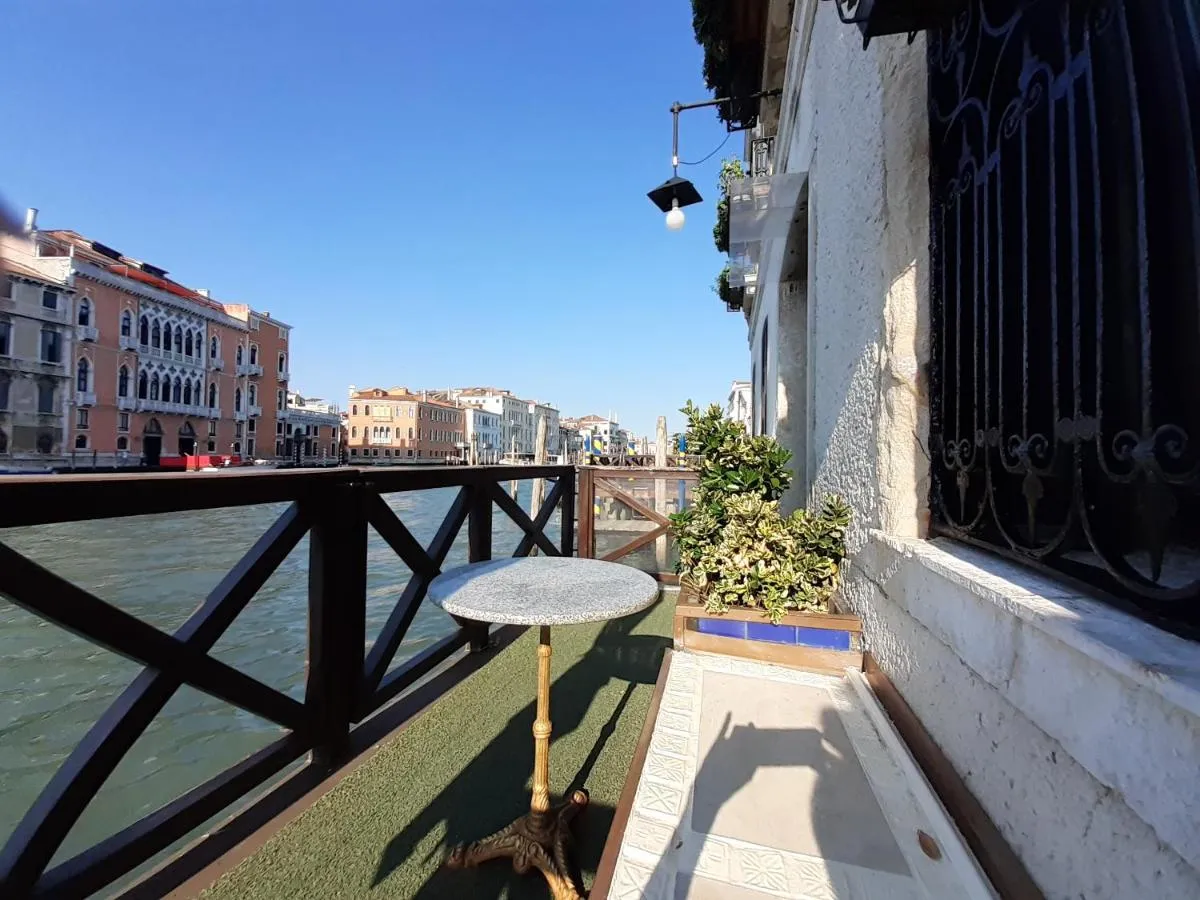 Image 6 of Honeymoon suite on Grand Canal