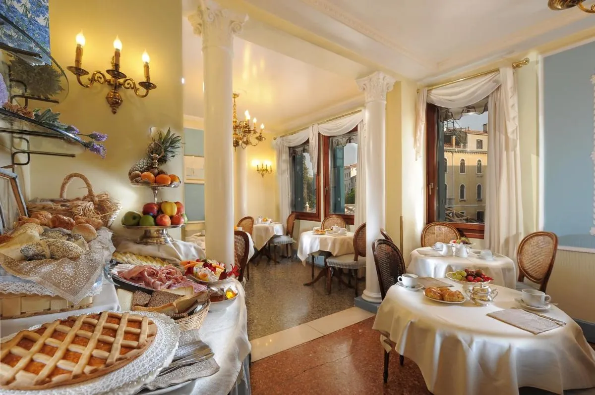 Image 2 of Hotel Arlecchino