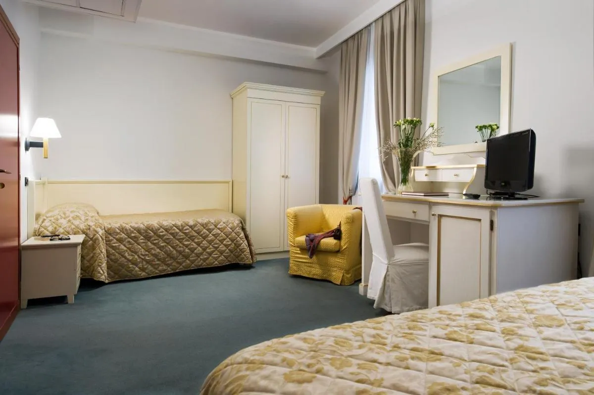 Image 1 of Hotel Carlton Capri