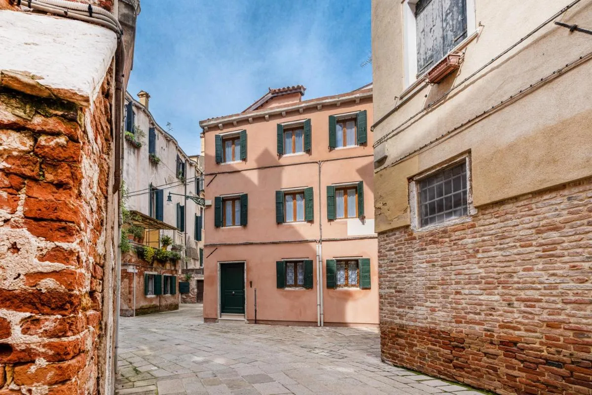 Image 5 of Intera Palazzina al centro di Venezia