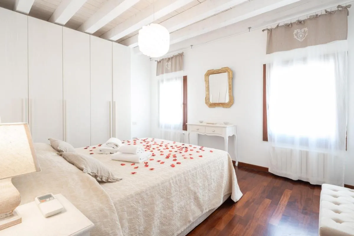 Image 5 of Maison Valentina