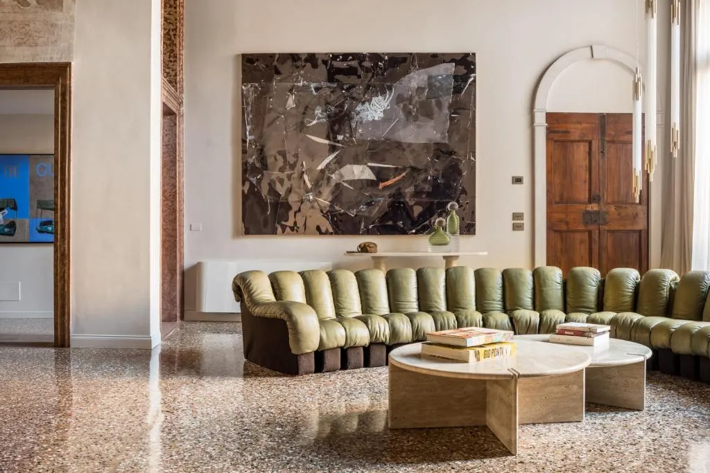 Image of Noble Floor Art Apartment R&R
