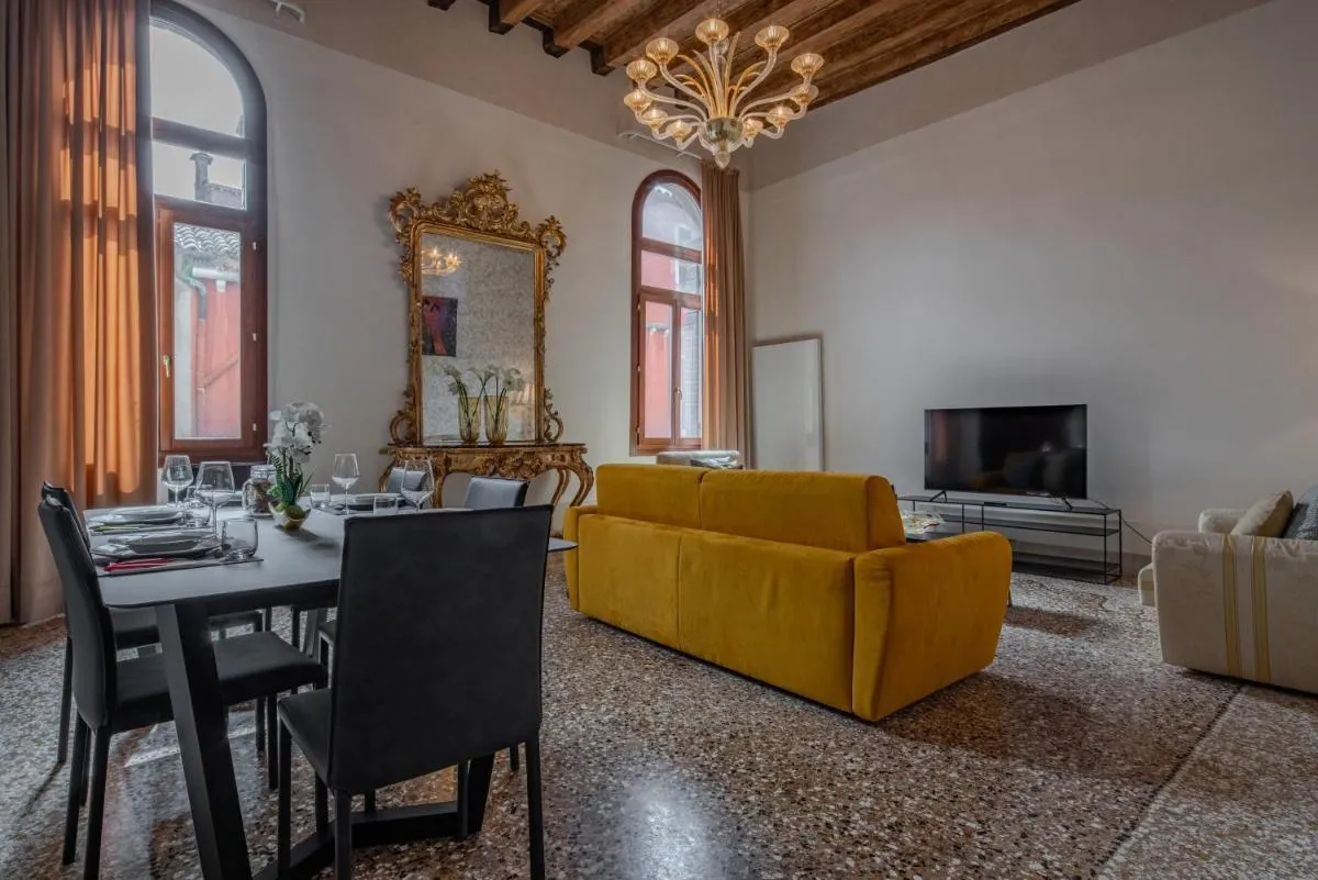 Image 4 of Palazzo Raspi – Private Gym and Canal View