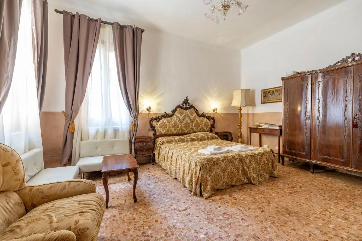 Image 1 of Queen House Venezia