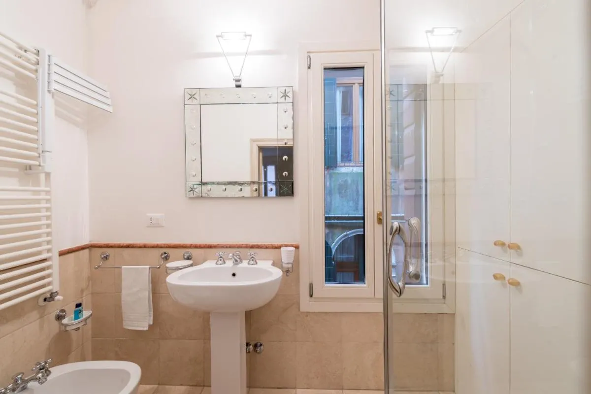 Image 6 of Romantic Suite San Marco