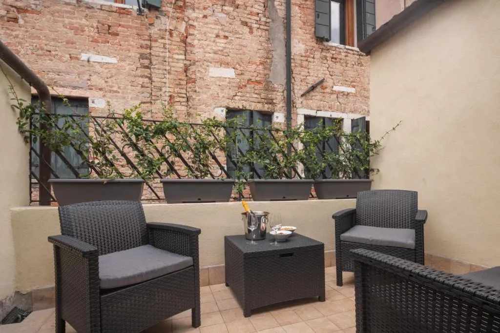 Image of Sant’Aponal Cozy Apartment with Balcony R&R