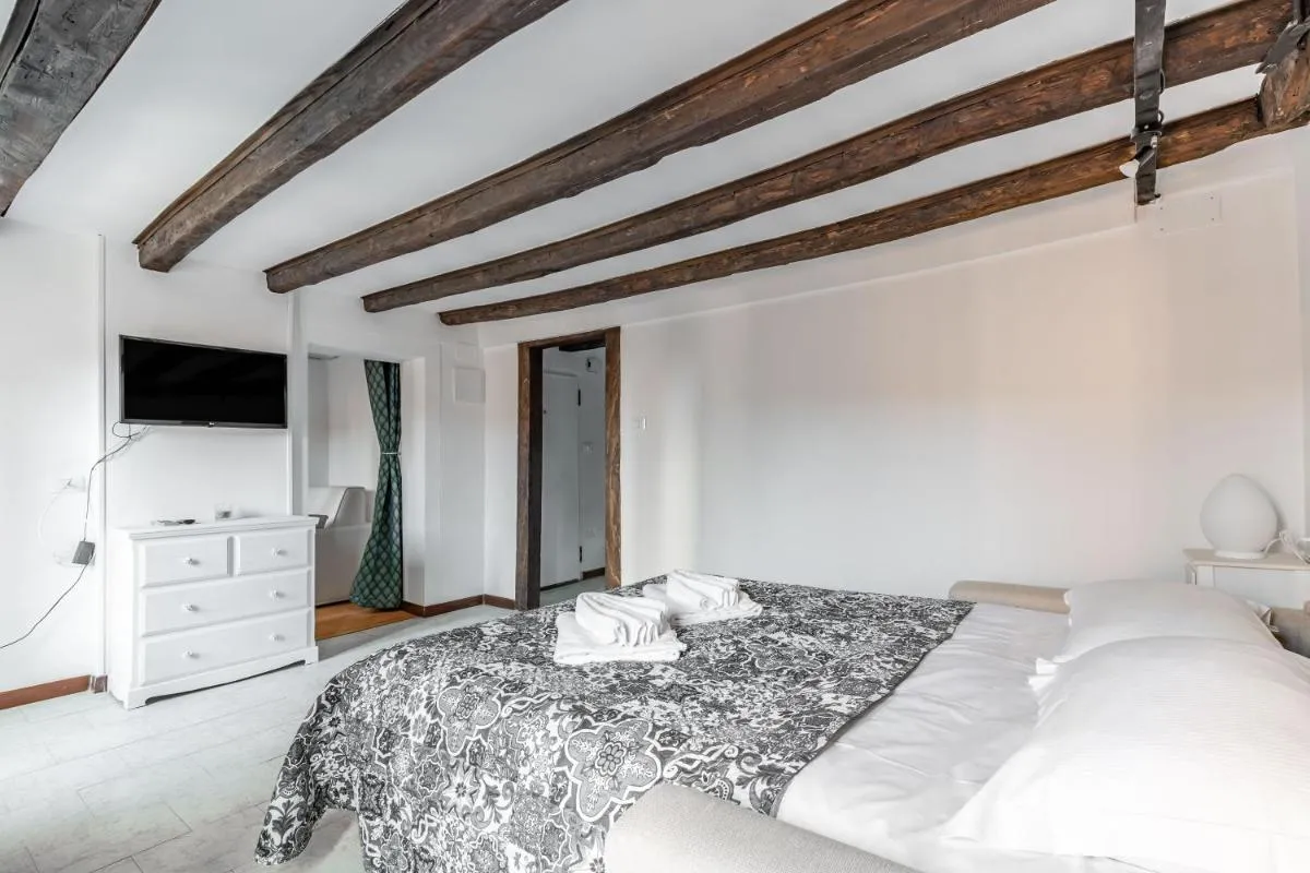 Image 6 of The Venice Red Door Apartment
