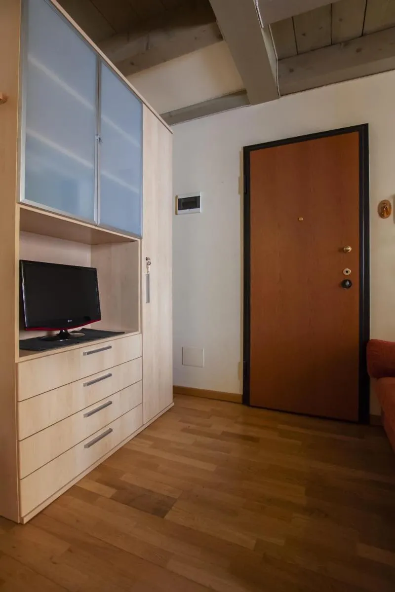 Image 4 of Venice Apartment