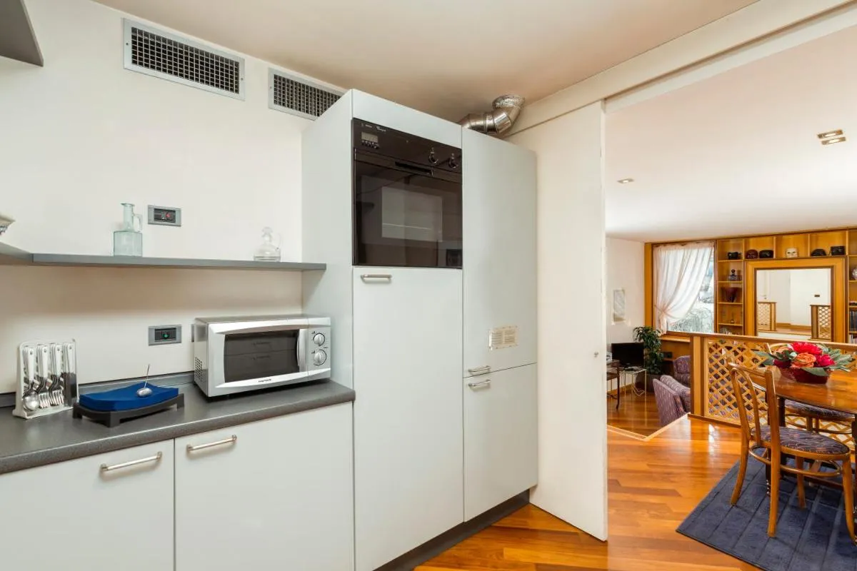 Image 2 of Very central apartment in historical 1600 Palace with LIFT a few min walk from San Marco Square