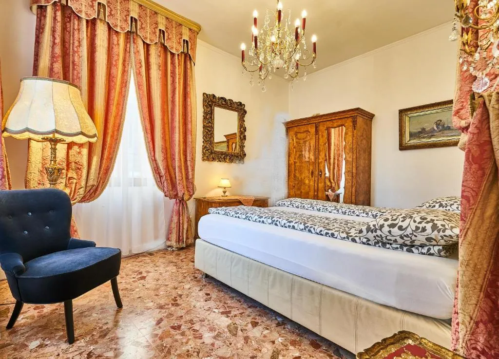 Image of venezianischer Palazzo mit kostenlosen WLAN nähe Markusplatz
