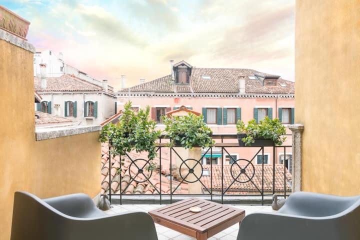 Image 5 of Ca’ Pesaro rooftop terrace apartment.