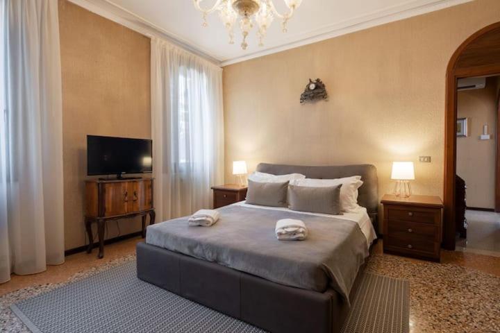 Image 6 of Ca’ Pesaro rooftop terrace apartment.