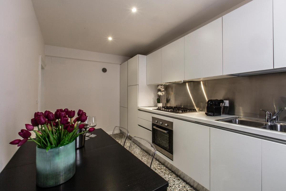 Image 3 of Charming Apartment on the Grand Canal R&R