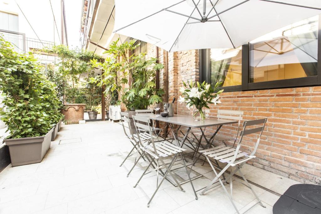 Image of Elegant Fornasa Vecia, canal view with a beautiful garden R&R
