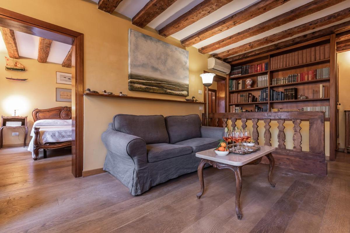 Image 4 of La Tana Cozy Apartment in Campo San Maurizio