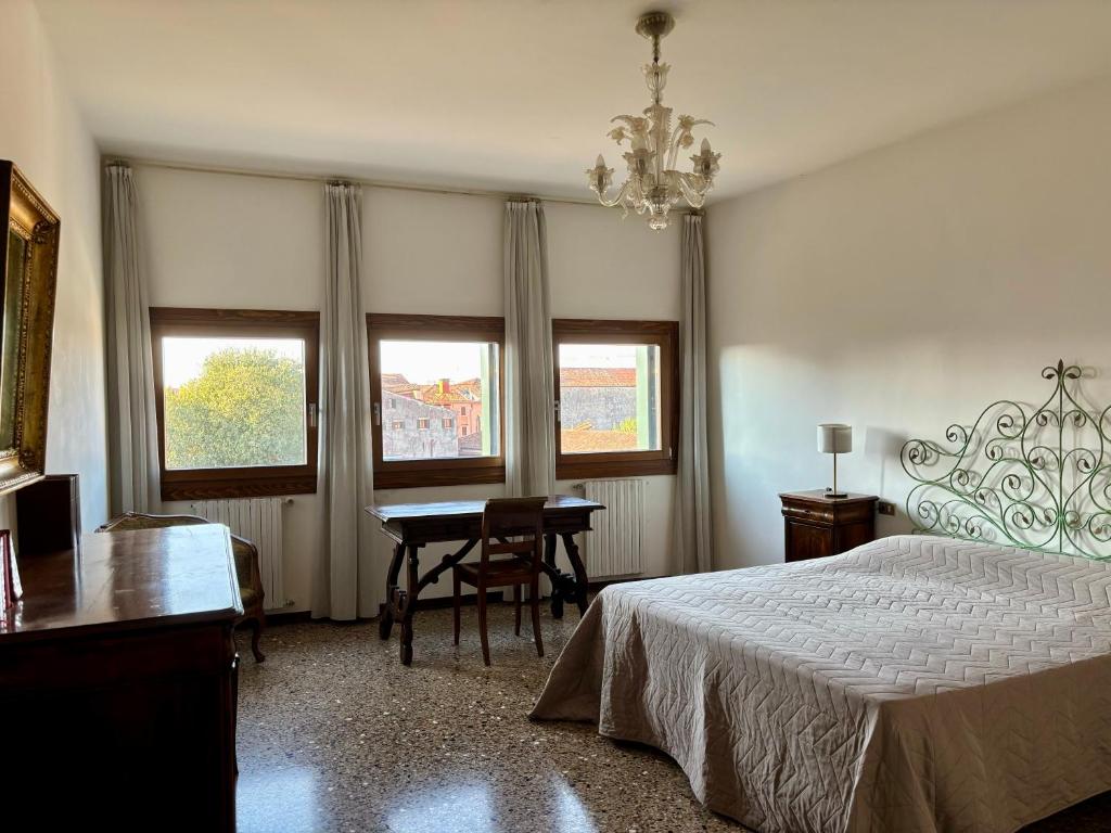 Image of Large and Bright Apartment with Canal View