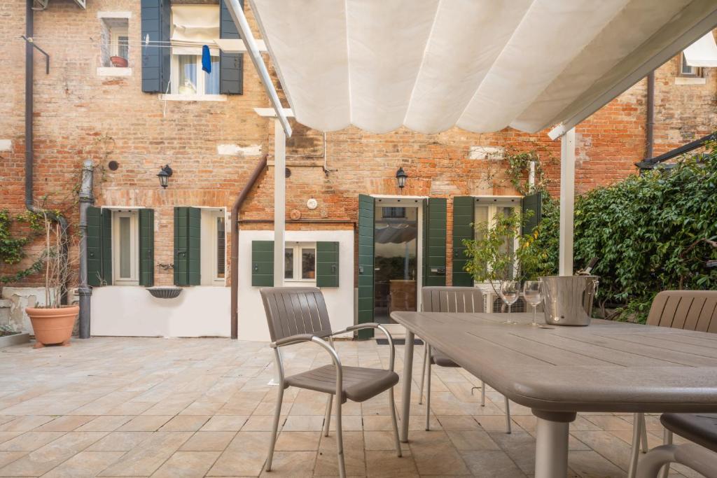 Image of Luxury Garden Mansion R&R