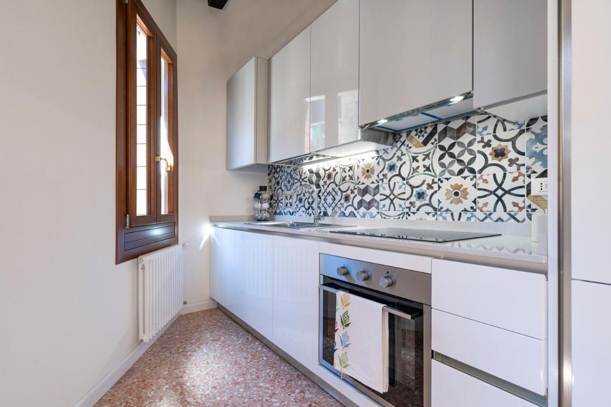 Image 2 of Querini Suite-Balcony on canal, close to San Marco
