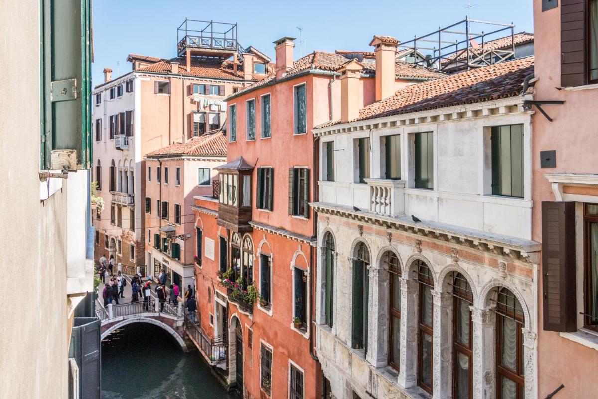Image 5 of Rialto Bridge Big apt with Lift by LionHost