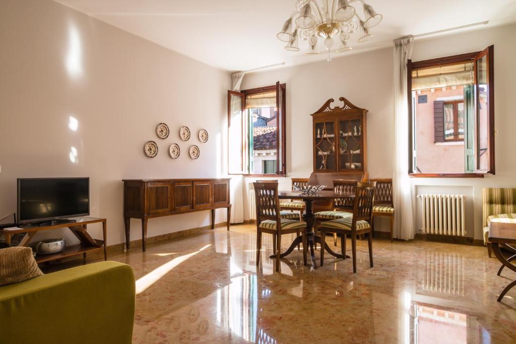 Image of Rialto Bridge Big apt with Lift by LionHost