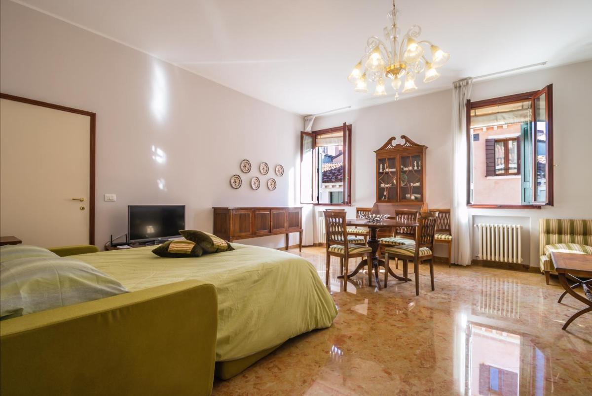Image 1 of Rialto Bridge Big apt with Lift by LionHost