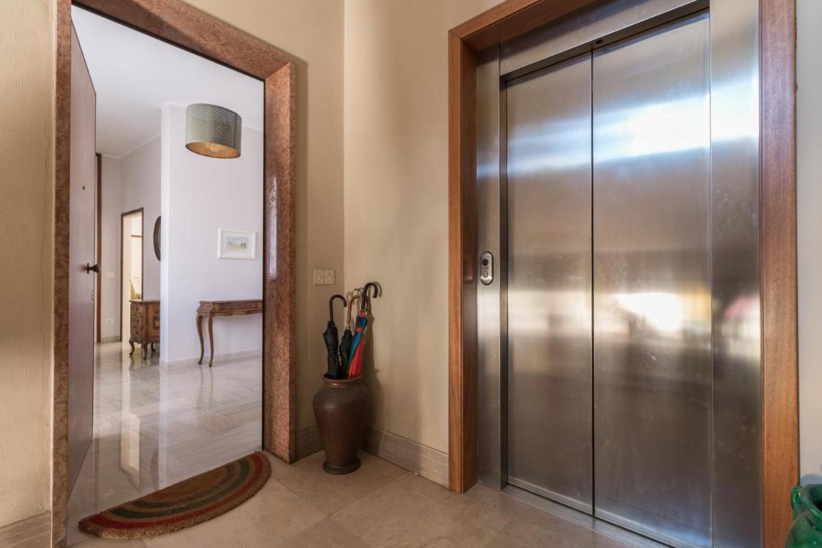 Image 4 of Rialto Bridge Big apt with Lift by LionHost