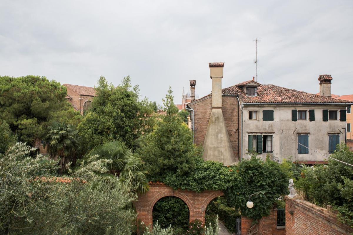 Image 4 of Venetian Mood: Secret Garden